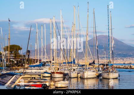 Italien, Neapel, Blick über den Hafen Porticciolo Santa Lucia zum Vesuv Stockfoto