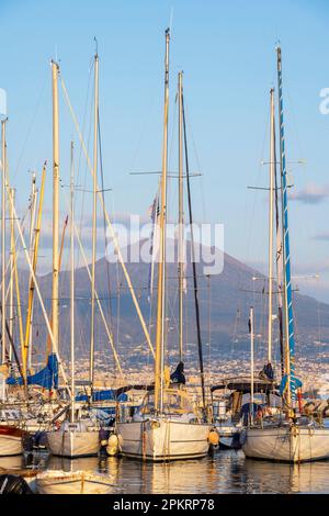 Italien, Neapel, Blick über den Hafen Porticciolo Santa Lucia zum Vesuv Stockfoto