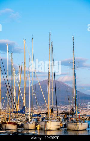 Italien, Neapel, Blick über den Hafen Porticciolo Santa Lucia zum Vesuv Stockfoto