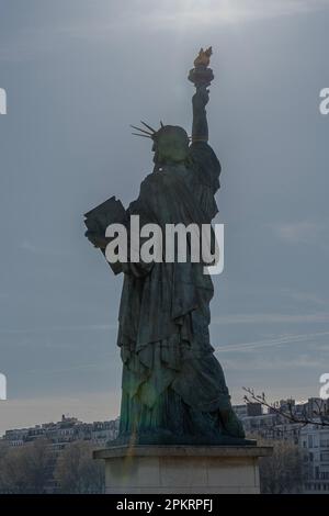 Paris, Frankreich - 04 05 2023: Blick auf die Freiheitsstatue Paris von der Grenelle Bridge Stockfoto