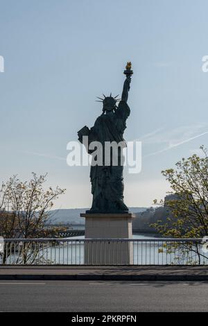 Paris, Frankreich - 04 05 2023: Blick auf die Freiheitsstatue Paris von der Grenelle Bridge Stockfoto