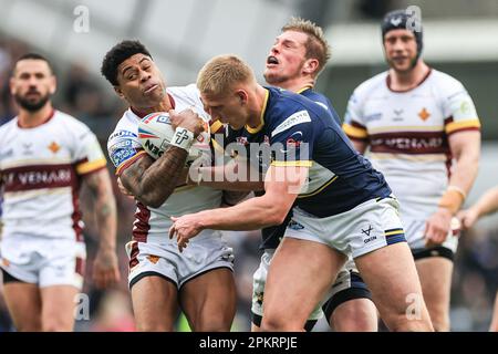 Leeds, Großbritannien. 09. April 2023. Kevin Naiqama #4 von Huddersfield Giants wird angegriffen von Mikolaj Oledzki #8 von Leeds Rhinos und Tom Holroyd #18 von Leeds Rhinos während des Spiels der Betfred Super League Runde 8 Leeds Rhinos vs Huddersfield Giants im Headingley Stadium, Leeds, Großbritannien, 9. April 2023 (Foto: Mark Cosgrove/News Images) In Leeds, Großbritannien, am 4/9/2023. (Foto: Mark Cosgrove/News Images/Sipa USA) Guthaben: SIPA USA/Alamy Live News Stockfoto