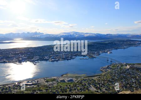 Unglaubliche Aussicht auf die norwegische Stadt Tromso vom Storsteinen Peak im Sommer Stockfoto
