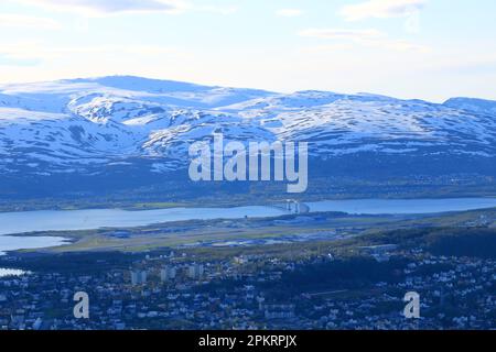 Unglaubliche Aussicht auf die norwegische Stadt Tromso vom Storsteinen Peak im Sommer Stockfoto