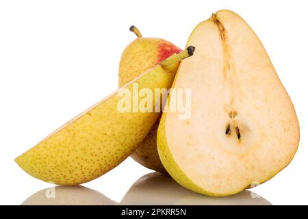 Zwei Hälften einer Bio-Süßbirne im Fokus, Nahaufnahme, auf weißem Hintergrund. Eine ganze Birne im Hintergrund. Stockfoto