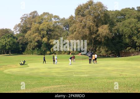 Dezember 25 2022 - Vadodara, Baroda, Gujarat in Indien: Menschen spielen Golf in der Nähe des Laxmi Vilas Palace Stockfoto