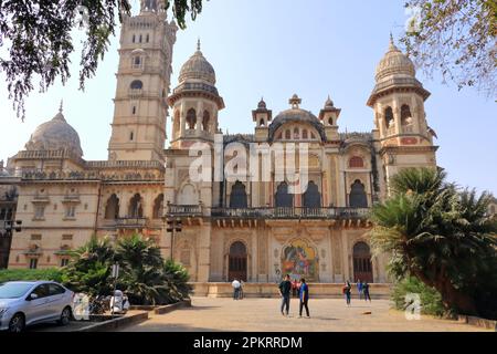 Dezember 25 2022 - Vadodara, Baroda, Gujarat in Indien: Besucher besuchen den Palast von Laxmi Vilas Stockfoto