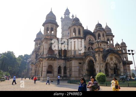 Dezember 25 2022 - Vadodara, Baroda, Gujarat in Indien: Besucher besuchen den Palast von Laxmi Vilas Stockfoto