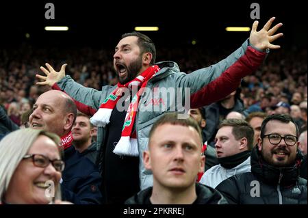 Ein Liverpool-Fan feiert nach dem zweiten Tor seiner Seite während des Premier League-Spiels in Anfield, Liverpool. Foto: Sonntag, 9. April 2023. Stockfoto