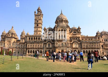 Dezember 25 2022 - Vadodara, Baroda, Gujarat in Indien: Besucher besuchen den Palast von Laxmi Vilas Stockfoto