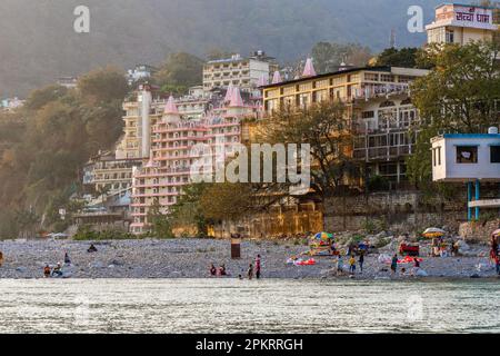 Rishikesh ist eine Stadt im Bezirk Dehradun im Bundesstaat Uttarakhand im Norden Indiens. Es ist bekannt als die Yoga-Hauptstadt der Welt. Hochwertiges Foto Stockfoto