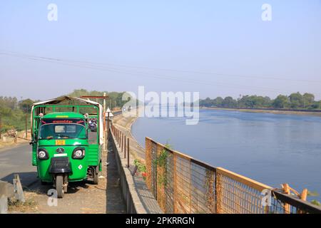 Dezember 24 2022 - Khandiwada, Gujarat in Indien: Wasserfluss im Narmada-Kanal Stockfoto