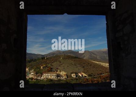 Das Tirino-Tal durch die Öffnung eines antiken Fensters der Piccolomini-Burg in Capestrano (AQ) Stockfoto