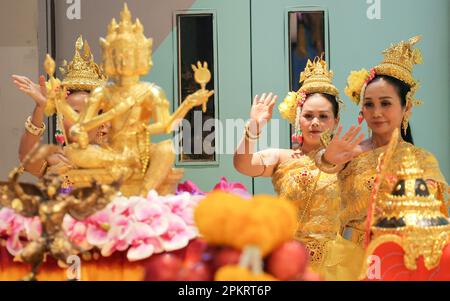 Thailändische Tänzer in traditionellen thailändischen Trachten tanzen vor den vier Gesichtern Buddha beim Hong Kong Songkran Festival 2023 Media Preview Event im Jahr D2Place, Lai Chi Kok. 05APR23 SCMP/Gelee Tse Stockfoto