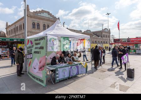 Istanbul, Türkei. 9. April 2023: Die Demokratische Volkspartei, HDP, Promotionzelt an der Küste von Istanbul Kadikoy vor den Parlamentswahlen 2023 in der Türkei am 9. April 2023. Die Demokratische Volkspartei ist in der Türkei eine Minderheitenpro-Partei. Kredit: ZUMA Press, Inc./Alamy Live News Stockfoto