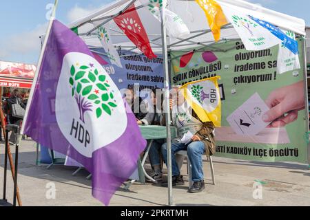 Istanbul, Türkei. 9. April 2023: Die Demokratische Volkspartei, HDP, Promotionzelt an der Küste von Istanbul Kadikoy vor den Parlamentswahlen 2023 in der Türkei am 9. April 2023. Die Demokratische Volkspartei ist in der Türkei eine Minderheitenpro-Partei. Kredit: ZUMA Press, Inc./Alamy Live News Stockfoto