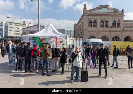 Istanbul, Türkei. 9. April 2023: Die Demokratische Volkspartei, HDP, Promotionzelt an der Küste von Istanbul Kadikoy vor den Parlamentswahlen 2023 in der Türkei am 9. April 2023. Die Demokratische Volkspartei ist in der Türkei eine Minderheitenpro-Partei. Kredit: ZUMA Press, Inc./Alamy Live News Stockfoto