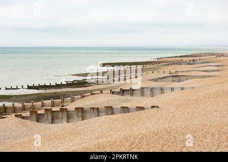 Hastings, vereinigtes Königreich, 24, August 2022 Kieselstrand von St. leonards in hastings East sussex england mit Groynen zur Verhinderung der Küstenerosion Stockfoto