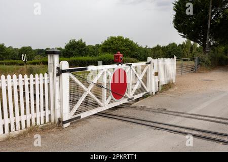 Tenterden, Kent, vereinigtes Königreich, 21, August, 2022 alte Level, die Barrieren auf der anderen Straßenseite überqueren, damit der Zug sicher vorbeifahren kann Stockfoto