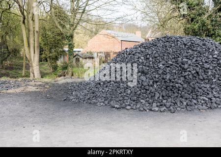 Ein Haufen Steinkohle vor dem Haus, Vorräte für den Winter Stockfoto