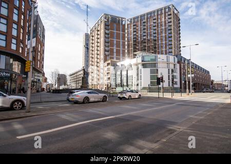 Salford, Manchester, großbritannien, 11. märz 2023 Autos warten an einer Kreuzung, Salford, Manchester Stockfoto