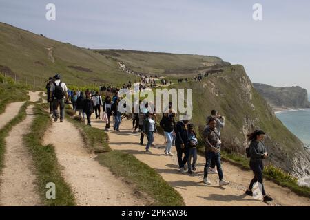 Am Osterwochenende 2023, England, Großbritannien, treffen sich viele Touristen auf Durdle Door an der Jurassic Coast Stockfoto