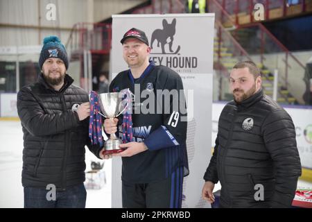 Altrincham, England, 9. April 2023. Eishockeyteam Solway Sharks, Gewinner des NIHL Division 1 North Play Off Finales im Planet Ice, Altrincham. Kredit: Colin Edwards/Alamy Live News Stockfoto