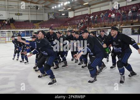 Altrincham, England, 9. April 2023. Eishockeyteam Solway Sharks, Gewinner des NIHL Division 1 North Play Off Finales im Planet Ice, Altrincham. Kredit: Colin Edwards/Alamy Live News Stockfoto