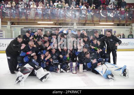 Altrincham, England, 9. April 2023. Eishockeyteam Solway Sharks, Gewinner des NIHL Division 1 North Play Off Finales im Planet Ice, Altrincham. Kredit: Colin Edwards/Alamy Live News Stockfoto