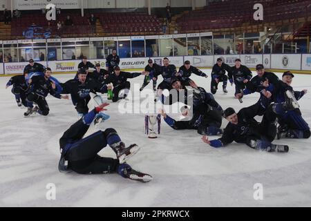 Altrincham, England, 9. April 2023. Eishockeyteam Solway Sharks, Gewinner des NIHL Division 1 North Play Off Finales im Planet Ice, Altrincham. Kredit: Colin Edwards/Alamy Live News Stockfoto