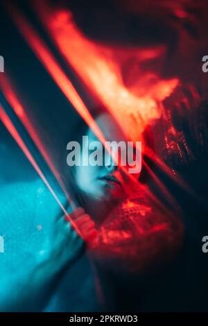 Plastische Verschmutzung der Erderwärmung Frau erstickt Stockfoto