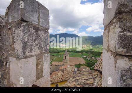 Die Dächer des kleinen Dorfes und das umliegende Tal vom Gipfel der Piccolomini-Burg in Capestrano (AQ) - Abruzzen Stockfoto