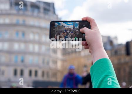 The Passion of Christ Open Air-Spiel von Wintershall am Trafalgar Square, London, am OsterKarfreitag. Zuschauer fotografieren mit dem Handy Stockfoto