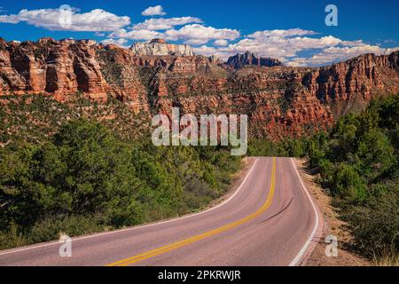 Spektakuläre Ausblicke auf die Kolob Terrace Road vor dem Zion-Nationalpark in der Nähe von Springdale, Utah Stockfoto