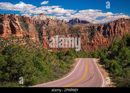 Spektakuläre Ausblicke auf die Kolob Terrace Road vor dem Zion-Nationalpark in der Nähe von Springdale, Utah Stockfoto