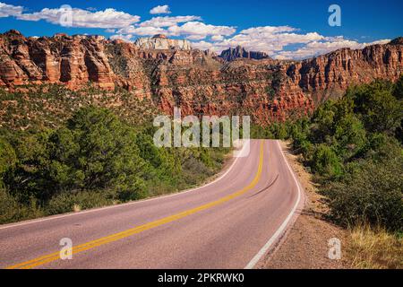 Spektakuläre Ausblicke auf die Kolob Terrace Road vor dem Zion-Nationalpark in der Nähe von Springdale, Utah Stockfoto