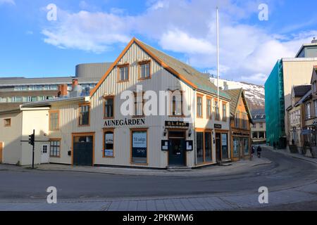 Mai 28 2022 - Tromso in Norwegen: Gebäude in der Stadt während der Mitternachtssonne. Tromso gilt als die nördlichste Stadt der Welt mit einer Population Stockfoto