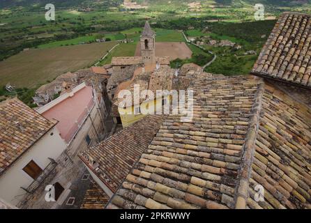 Die Dächer des kleinen Dorfes und das umliegende Tal vom Gipfel der Piccolomini-Burg in Capestrano (AQ) - Abruzzen Stockfoto