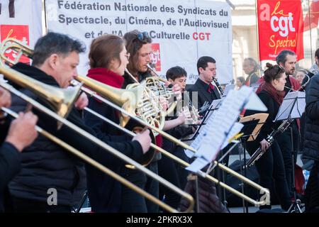 Die SDAMP-CGT-Mitglieder treten am 9. April 2023 auf dem Place du Palais Royal in Paris, Frankreich, während eines Konzerts eines Symphonieorchesters auf, um gegen eine Rentenreform zu protestieren, wie sich der Staatsrat in Spiegeln widerspiegelt. Musiker interpretierten insbesondere Werke von Beethoven und Bizet… die Proteste dauern in Frankreich an, nachdem der Präsident am 16. März unter Anwendung von Artikel 49,3 der Verfassung das parlament umgangen hatte, um eine Rentenreform zu verabschieden, die eine Anhebung des Rentenalters von 62 auf 64 Jahre einschließt. Foto: Pierrick Villette/ABACAPRESS.COM Stockfoto