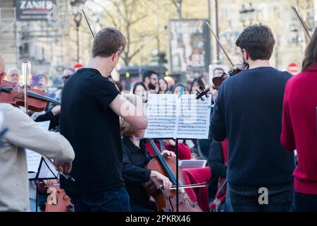 Die SDAMP-CGT-Mitglieder treten am 9. April 2023 auf dem Place du Palais Royal in Paris, Frankreich, während eines Konzerts eines Symphonieorchesters auf, um gegen eine Rentenreform zu protestieren, wie sich der Staatsrat in Spiegeln widerspiegelt. Musiker interpretierten insbesondere Werke von Beethoven und Bizet… die Proteste dauern in Frankreich an, nachdem der Präsident am 16. März unter Anwendung von Artikel 49,3 der Verfassung das parlament umgangen hatte, um eine Rentenreform zu verabschieden, die eine Anhebung des Rentenalters von 62 auf 64 Jahre einschließt. Foto: Pierrick Villette/ABACAPRESS.COM Stockfoto