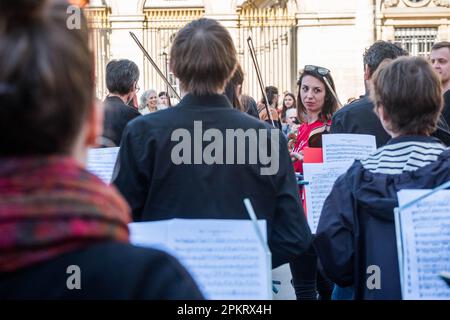 Die SDAMP-CGT-Mitglieder treten am 9. April 2023 auf dem Place du Palais Royal in Paris, Frankreich, während eines Konzerts eines Symphonieorchesters auf, um gegen eine Rentenreform zu protestieren, wie sich der Staatsrat in Spiegeln widerspiegelt. Musiker interpretierten insbesondere Werke von Beethoven und Bizet… die Proteste dauern in Frankreich an, nachdem der Präsident am 16. März unter Anwendung von Artikel 49,3 der Verfassung das parlament umgangen hatte, um eine Rentenreform zu verabschieden, die eine Anhebung des Rentenalters von 62 auf 64 Jahre einschließt. Foto: Pierrick Villette/ABACAPRESS.COM Stockfoto