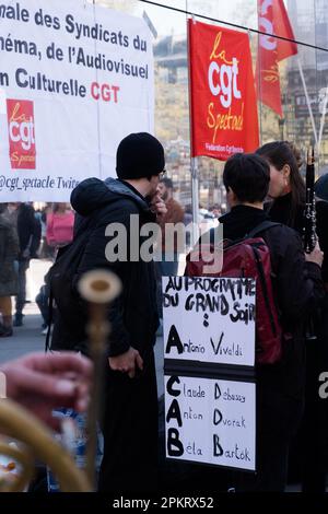 Die SDAMP-CGT-Mitglieder treten am 9. April 2023 auf dem Place du Palais Royal in Paris, Frankreich, während eines Konzerts eines Symphonieorchesters auf, um gegen eine Rentenreform zu protestieren, wie sich der Staatsrat in Spiegeln widerspiegelt. Musiker interpretierten insbesondere Werke von Beethoven und Bizet… die Proteste dauern in Frankreich an, nachdem der Präsident am 16. März unter Anwendung von Artikel 49,3 der Verfassung das parlament umgangen hatte, um eine Rentenreform zu verabschieden, die eine Anhebung des Rentenalters von 62 auf 64 Jahre einschließt. Foto: Pierrick Villette/ABACAPRESS.COM Stockfoto