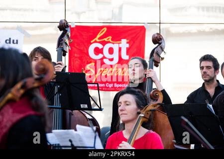 Die SDAMP-CGT-Mitglieder treten am 9. April 2023 auf dem Place du Palais Royal in Paris, Frankreich, während eines Konzerts eines Symphonieorchesters auf, um gegen eine Rentenreform zu protestieren, wie sich der Staatsrat in Spiegeln widerspiegelt. Musiker interpretierten insbesondere Werke von Beethoven und Bizet… die Proteste dauern in Frankreich an, nachdem der Präsident am 16. März unter Anwendung von Artikel 49,3 der Verfassung das parlament umgangen hatte, um eine Rentenreform zu verabschieden, die eine Anhebung des Rentenalters von 62 auf 64 Jahre einschließt. Foto: Pierrick Villette/ABACAPRESS.COM Stockfoto