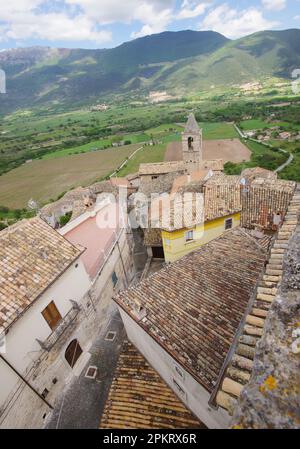 Die Dächer des kleinen Dorfes und das umliegende Tal vom Gipfel der Piccolomini-Burg in Capestrano (AQ) - Abruzzen Stockfoto