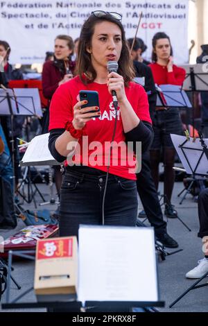 Die SDAMP-CGT-Mitglieder treten am 9. April 2023 auf dem Place du Palais Royal in Paris, Frankreich, während eines Konzerts eines Symphonieorchesters auf, um gegen eine Rentenreform zu protestieren, wie sich der Staatsrat in Spiegeln widerspiegelt. Musiker interpretierten insbesondere Werke von Beethoven und Bizet… die Proteste dauern in Frankreich an, nachdem der Präsident am 16. März unter Anwendung von Artikel 49,3 der Verfassung das parlament umgangen hatte, um eine Rentenreform zu verabschieden, die eine Anhebung des Rentenalters von 62 auf 64 Jahre einschließt. Foto: Pierrick Villette/ABACAPRESS.COM Stockfoto