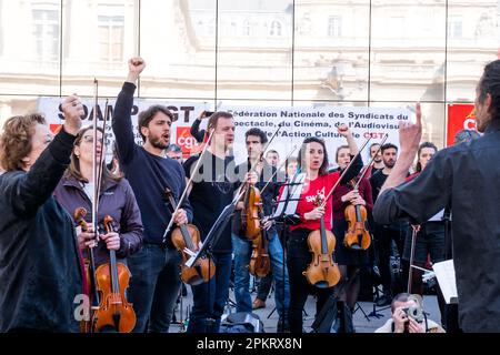 Die SDAMP-CGT-Mitglieder treten am 9. April 2023 auf dem Place du Palais Royal in Paris, Frankreich, während eines Konzerts eines Symphonieorchesters auf, um gegen eine Rentenreform zu protestieren, wie sich der Staatsrat in Spiegeln widerspiegelt. Musiker interpretierten insbesondere Werke von Beethoven und Bizet… die Proteste dauern in Frankreich an, nachdem der Präsident am 16. März unter Anwendung von Artikel 49,3 der Verfassung das parlament umgangen hatte, um eine Rentenreform zu verabschieden, die eine Anhebung des Rentenalters von 62 auf 64 Jahre einschließt. Foto: Pierrick Villette/ABACAPRESS.COM Stockfoto