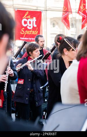 Die SDAMP-CGT-Mitglieder treten am 9. April 2023 auf dem Place du Palais Royal in Paris, Frankreich, während eines Konzerts eines Symphonieorchesters auf, um gegen eine Rentenreform zu protestieren, wie sich der Staatsrat in Spiegeln widerspiegelt. Musiker interpretierten insbesondere Werke von Beethoven und Bizet… die Proteste dauern in Frankreich an, nachdem der Präsident am 16. März unter Anwendung von Artikel 49,3 der Verfassung das parlament umgangen hatte, um eine Rentenreform zu verabschieden, die eine Anhebung des Rentenalters von 62 auf 64 Jahre einschließt. Foto: Pierrick Villette/ABACAPRESS.COM Stockfoto