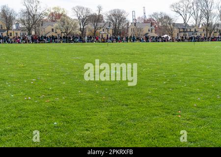 Kinder und ihre Eltern und Großeltern warten darauf, dass die Eierjagd vor dem Ostersonntag am 8. April 2023 auf dem Paradegelände auf Governors Island in New York beginnt Stockfoto