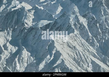 Eine fantastische Aussicht auf schneebedeckte Berggipfel Stockfoto
