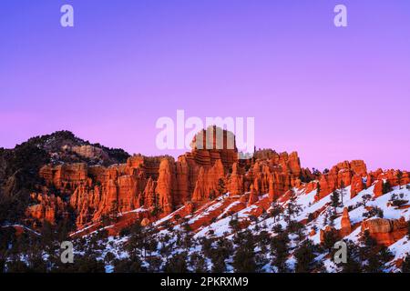 Twilight Color über den Hoodoos des Red Canyon vor dem Bryce Canyon-Nationalpark in Utah Stockfoto